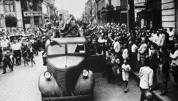 Советские воины-освободители едут по одной из улиц города Харбина после завершения маньчжурской операции.  - 俄羅斯衛星通訊社