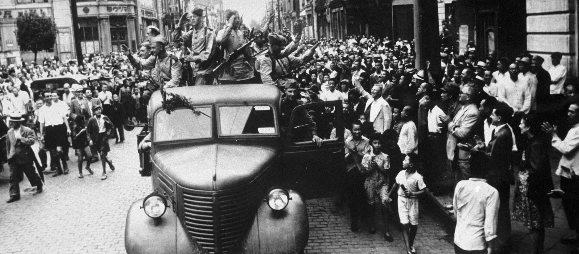 Советские воины-освободители едут по одной из улиц города Харбина после завершения маньчжурской операции.  - 俄羅斯衛星通訊社, 1920, 09.05.2020