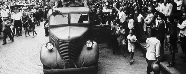 Советские воины-освободители едут по одной из улиц города Харбина после завершения маньчжурской операции.  - 俄羅斯衛星通訊社