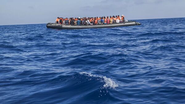 自移民潮開始以來，乘船穿越英吉利海峽抵達英國的非法難民總數已達到 10 萬人 - 俄羅斯衛星通訊社