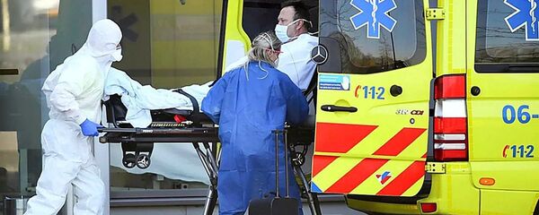 Сотрудники скорой помощи отправляют пациента с подозрением на коронавирус в больницу Бернховена в Нидерландах - 俄罗斯卫星通讯社