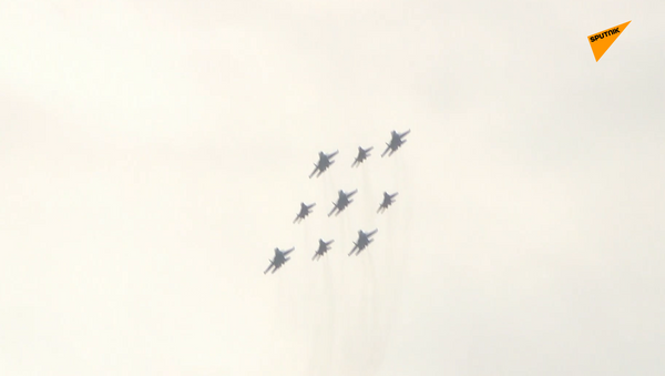 俄罗斯骑士在莫斯科上空举行胜利日阅兵彩排  - 俄罗斯卫星通讯社