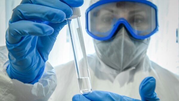 Медицинский работник держит в руках тест на коронавирус - 俄羅斯衛星通訊社