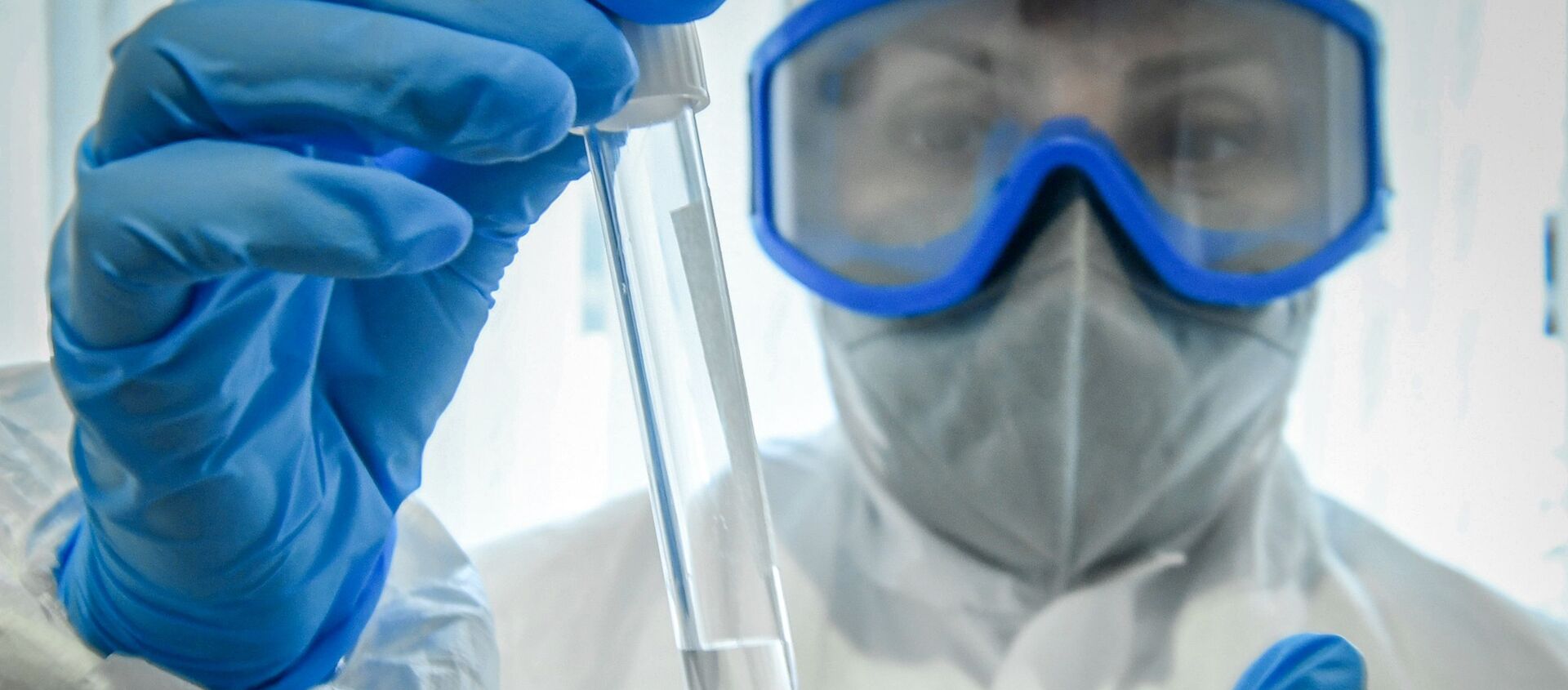 Медицинский работник держит в руках тест на коронавирус - 俄羅斯衛星通訊社, 1920, 16.03.2021