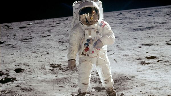 Американский астронавт  Эдвин «Базз» Олдрин на поверхности Луны  - 俄羅斯衛星通訊社