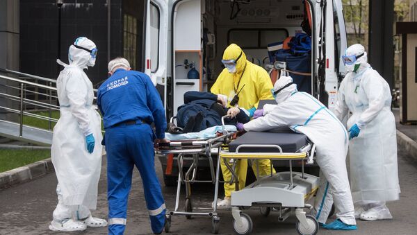 Бригада скорой помощи доставила пациента с подозрением на коронавирусную инфекцию в приемное отделение - 俄羅斯衛星通訊社