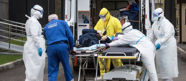 Бригада скорой помощи доставила пациента с подозрением на коронавирусную инфекцию в приемное отделение - 俄罗斯卫星通讯社