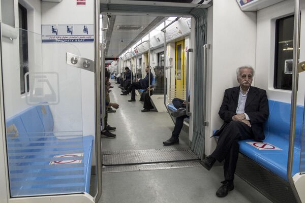 Мужчина во время поездки в метро в Тегеране - 俄罗斯卫星通讯社
