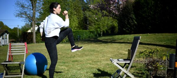 Фитнес-инструктор ведет урок с помощью видеоконференции в Сен-Реми-л'Оноре, Франция Фитнес-инструктор ведет урок с помощью видеоконференции в Сен-Реми-л'Оноре, Франция - 俄罗斯卫星通讯社