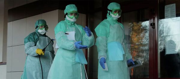 Медицинские работники в защитных костюмах в Минске - 俄罗斯卫星通讯社