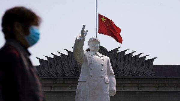 Мао Дзедун на фоне китайского флага - 俄羅斯衛星通訊社