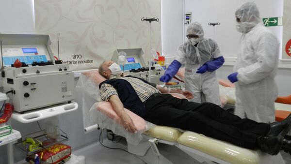 Представитель ВОЗ, переболев коронавирусом, сдает кровь в Иранском центре переливания крови для больных Covid-19 . - 俄罗斯卫星通讯社