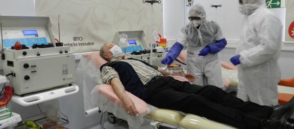 Представитель ВОЗ, переболев коронавирусом, сдает кровь в Иранском центре переливания крови для больных Covid-19 . - 俄羅斯衛星通訊社