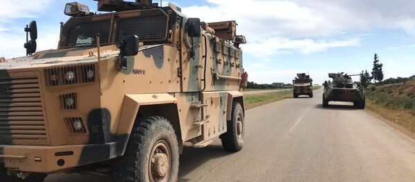Военнослужащие РФ и Турции патрулируют участок М-4 в зоне деэскалации Идлиб в Сирии. - 俄罗斯卫星通讯社