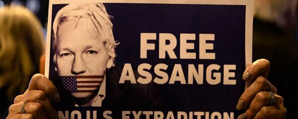 Постер с призывом освободить Джулиана Ассанжа  - 俄罗斯卫星通讯社