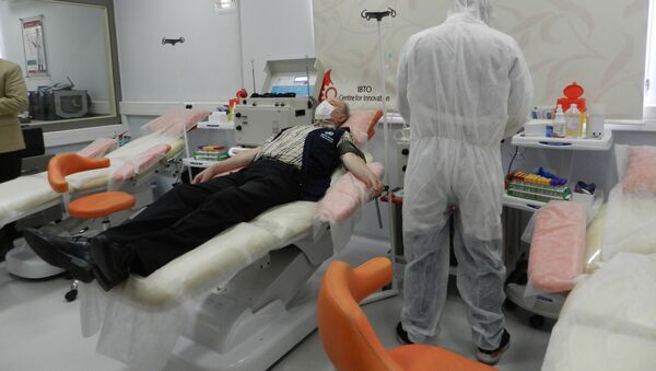 Представитель ВОЗ, переболев коронавирусом, сдает кровь в Иранском центре переливания крови для больных Covid-19 - 俄罗斯卫星通讯社