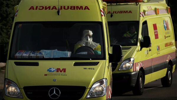 Водитель скорой помощи в защитном костюме везет пациента в больницу в Мадриде. - 俄罗斯卫星通讯社