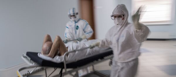 Врачи и пациент госпиталя для зараженных коронавирусной инфекцией COVID-19 - 俄羅斯衛星通訊社