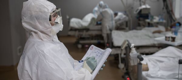 Врач в отделении реанимации и интенсивной терапии госпиталя для зараженных коронавирусной инфекцией  - 俄羅斯衛星通訊社
