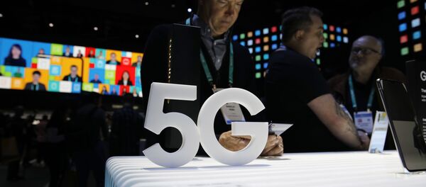 People loook at 5G phones at the Samsung booth during the CES tech show - 俄罗斯卫星通讯社