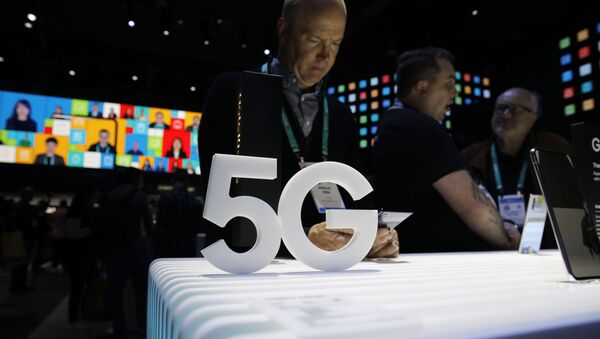People loook at 5G phones at the Samsung booth during the CES tech show - 俄羅斯衛星通訊社
