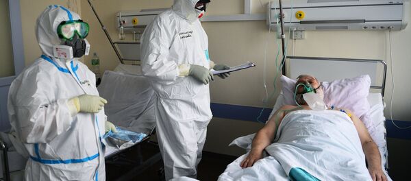 Медицинские работники и пациент в красной зоне госпиталя COVID-19 Медицинские работники и пациент в красной зоне госпиталя COVID-19 - 俄羅斯衛星通訊社