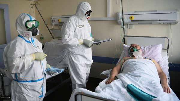 Медицинские работники и пациент в красной зоне госпиталя COVID-19 - 俄羅斯衛星通訊社