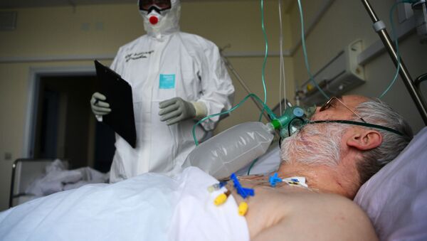 Медицинский работник и пациент в красной зоне госпиталя COVID-19  - 俄羅斯衛星通訊社