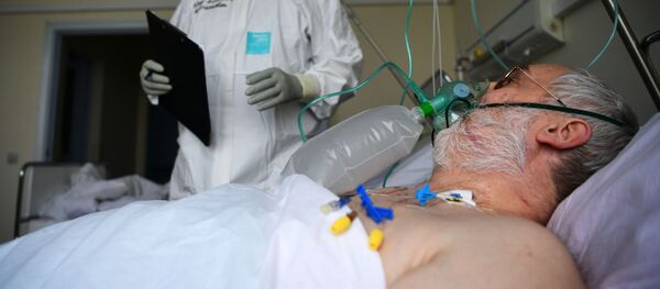 Медицинский работник и пациент в красной зоне госпиталя COVID-19 Медицинский работник и пациент в красной зоне госпиталя COVID-19 - 俄羅斯衛星通訊社