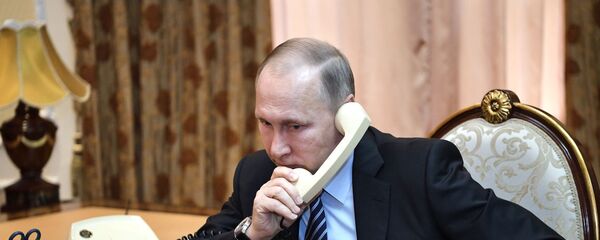 Президент РФ Владимир Путин во время телефонного разговора - 俄羅斯衛星通訊社