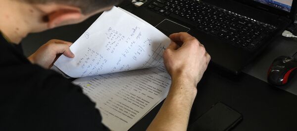 Студент Новосибирского государственного технического университета (НГТУ) в своей комнате в общежитии вуза.  - 俄罗斯卫星通讯社