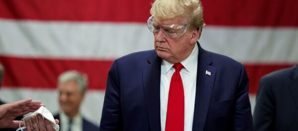 Президент США Дональд Трамп во время посещения завода по производству масок Honeywell в Фениксе, США Президент США Дональд Трамп во время посещения завода по производству масок Honeywell в Фениксе, США - 俄羅斯衛星通訊社