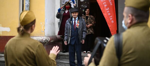 Гармонист и солистка поздравляют ветерана Великой Отечественной войны Михаила Ивановича Мордвинова с наступающим днем Победы Гармонист и солистка поздравляют ветерана Великой Отечественной войны Михаила Ивановича Мордвинова с наступающим днем Победы - 俄罗斯卫星通讯社