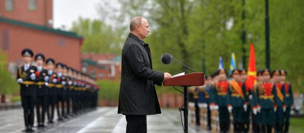 Президент РФ В. Путин возложил цветы к Могиле Неизвестного Солдата в Александровском саду Президент РФ В. Путин возложил цветы к Могиле Неизвестного Солдата в Александровском саду - 俄羅斯衛星通訊社