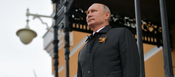 Президент РФ Владимир Путин наблюдает за пролетом военной авиации во время воздушного парада, посвященного 75-летию Победы  - 俄罗斯卫星通讯社