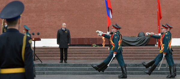 Президент РФ Владимир Путин на церемонии возложения цветов к Вечному огню у Могилы Неизвестного Солдата в Александровском саду - 俄罗斯卫星通讯社