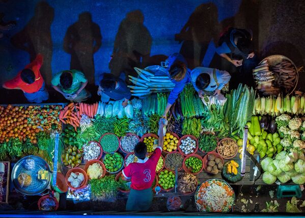 Снимок Vegetable Stall мьянманского фотографа Zay Yar Lin , победивший в категории Winterbotham Darby Food for Sale конкурса Pink Lady® Food Photographer of the Year 2020 - 俄罗斯卫星通讯社