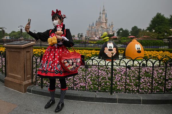 米老鼠和朋友們在上海迪士尼樂園重新迎接遊客 - 俄羅斯衛星通訊社