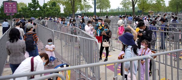 Посетители в очереди во время открытия после карантина парка развлечений Диснейленд в Шанхае - 俄罗斯卫星通讯社