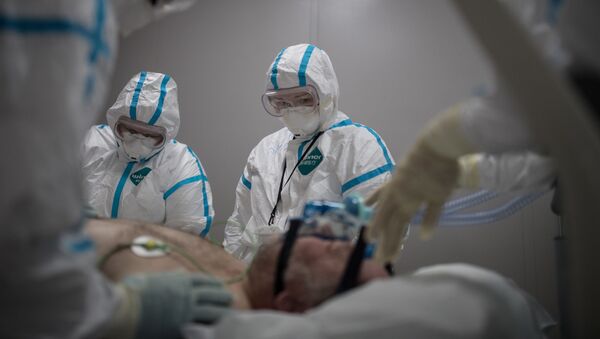  Врачи и пациент в отделении реанимации и интенсивной терапии госпиталя для зараженных коронавирусной инфекцией COVID-19 - 俄罗斯卫星通讯社