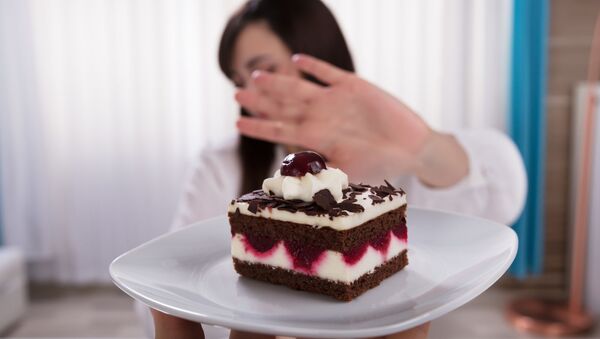 Девушка отказывается от десерта - 俄羅斯衛星通訊社