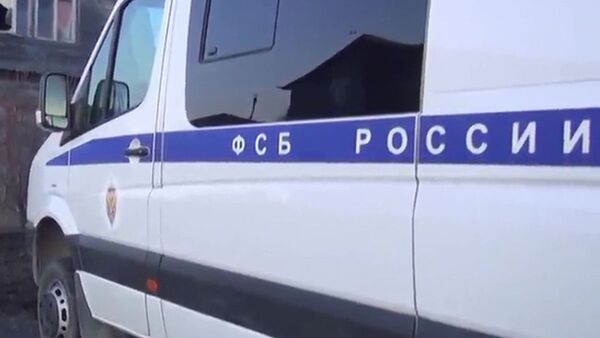 Машина ФСБ у частного дома  - 俄罗斯卫星通讯社