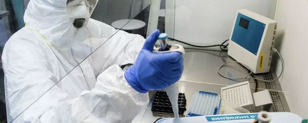 Сотрудники лаборатории проводят тесты на коронавирус.  - 俄罗斯卫星通讯社