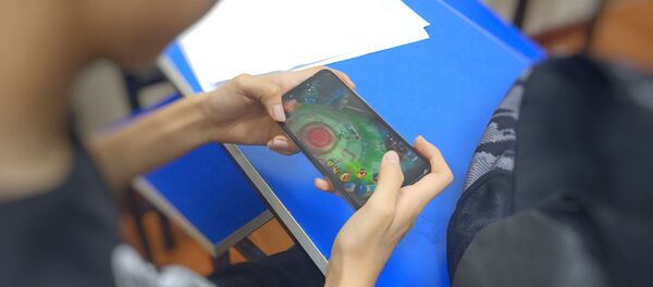 Мальчик играет в игру от компании Tencent Мальчик играет в игру от компании Tencent - 俄罗斯卫星通讯社