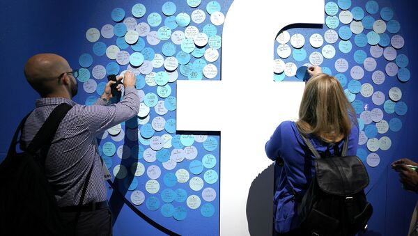 Attendees stick notes on a Facebook logo at F8, the Facebook's developer conference, Tuesday, April 30, 2019, in San Jose, Calif. - 俄羅斯衛星通訊社