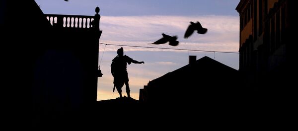 Голуби летают над ратушной площадью незадолго до восхода солнца в Аугсбурге, Германия - 俄罗斯卫星通讯社