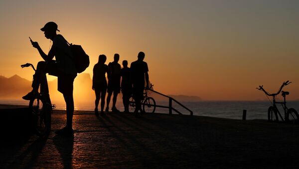 Восход солнца на пляже в Рио-де-Жанейро - 俄罗斯卫星通讯社