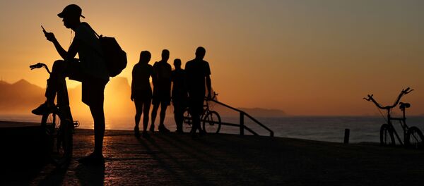 Восход солнца на пляже в Рио-де-Жанейро - 俄罗斯卫星通讯社