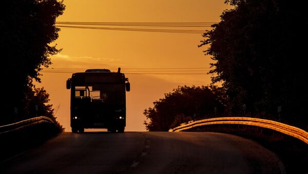 Пустой автобус на дороге во время рассвета, Франкфурт - 俄羅斯衛星通訊社