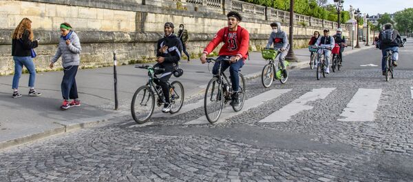 Велосипедисты на площади Согласия в Париже - 俄罗斯卫星通讯社